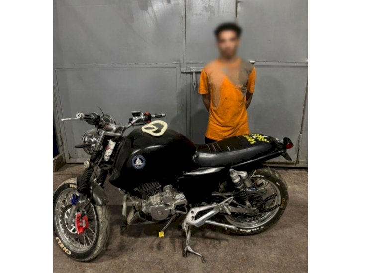 اعرف فيديو قيام قائد دراجة بفتح غطاء وقود دراجته وإشعال النيران به بالقليوبية