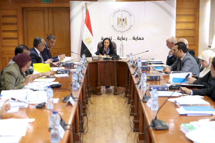 وزيرة التضامن  تترأس اجتماع مجلس أمناء المؤسسة القومية لتنمية الأسرة والمجتمع