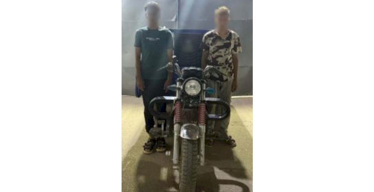 نكشف فيديو قيام شخصان يستقلان تروسيكل بمحاولة سرقة  محمول من فتاة بالجيزة