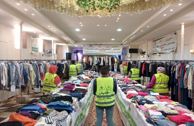 توزيع الملابس الجديدة بالمجان لدعم 354 أسرة بالمنيا