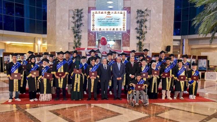 رئيس الهيئة العربية للتصنيع يكرم ابناء العاملين المتفوقين بالثانوية العامة