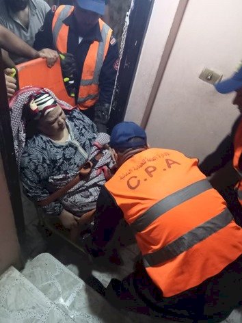 استجابة فورية لمسنة لنقلها إلى المستشفى