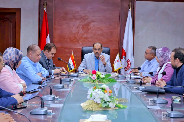 محافظ سوهاج يعقد اجتماعا لبحث المقترح النهائي لتطوير وتجميل شارع المحطة