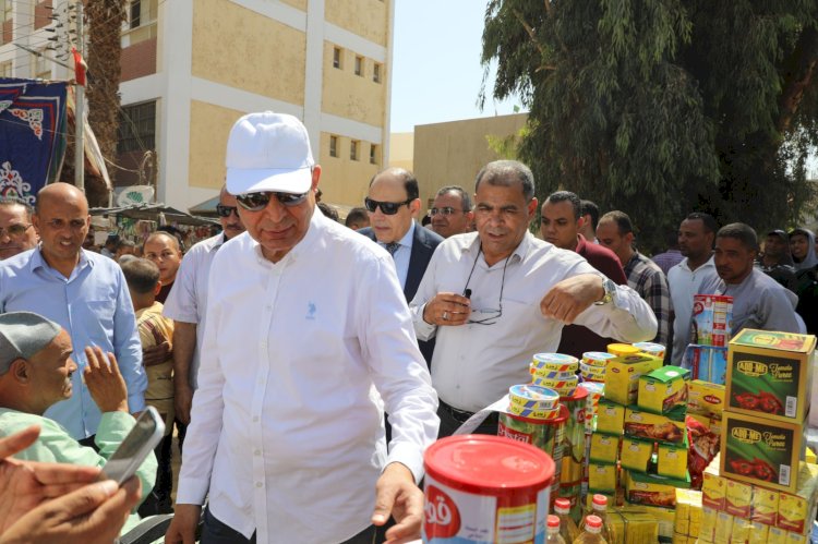 محافظ المنيا يتفقد قافلة لبيع السلع الغذائية الأساسية بأسعار مخفضة بملوي