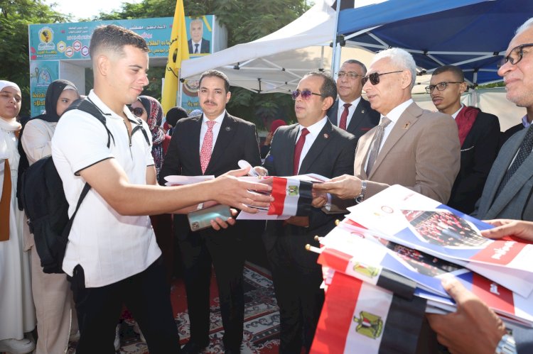 رئيس جامعة المنيا يستقبل الطلاب بالهدايا في بداية العام الجامعي الجديد
