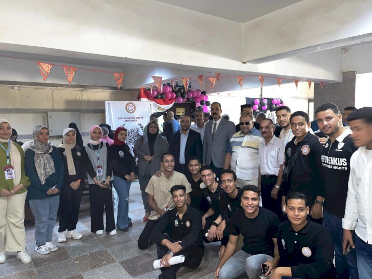 عميد كلية الحقوق يتفقد معسكر الطلاب الجدد
