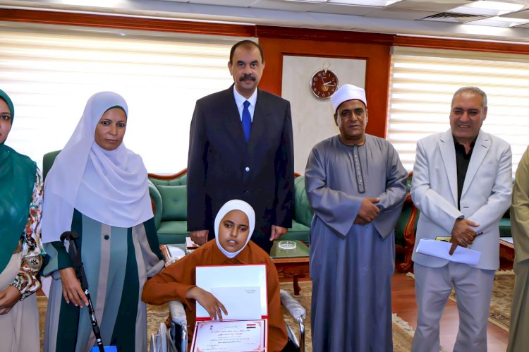 محافظ سوهاج يكرم الطالبة "آية" الأولى في الإعدادية الأزهرية للمكفوفين بنسبة 99.6%