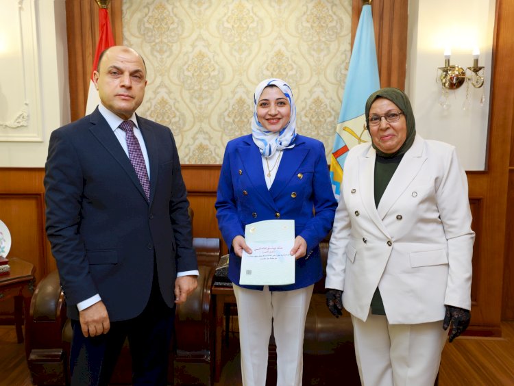 محافظ كفرالشيخ يُسلّم 26 عقود تقنين أراضي أملاك دولة للمستفيدين من المواطنين
