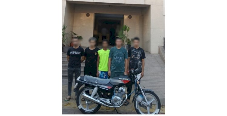 القبض علي ٥ متهمين بتعاطى المواد المخدرة أسفل أحد العقارات بالقاهرة