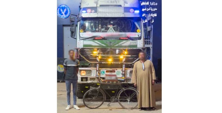اعرف فيديو قيام قائد دراجة بالتشبث بسيارة نقل أثناء سيرها  بأسيوط