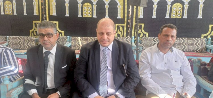 وكيل تعليم قنا يقدم العزاء في وفاة مدير مدرسة الشهيد محمد علي أحمد ويؤكد دعم أسرته