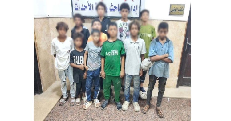 اعرف حكاية قيام طفلين بالتدخين أمام إحدى محطات القطارات بالقاهرة