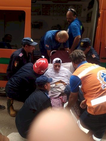 الاجهزة الامنية تنقل مسنة للمستشفي بالغربية