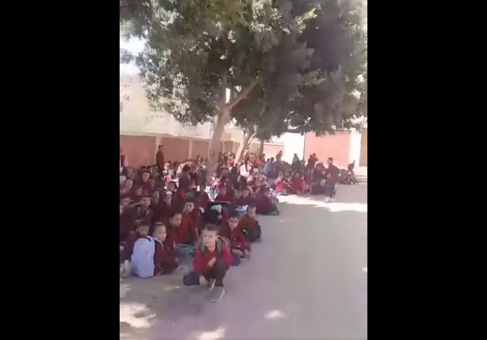 مدرسة ابتدائية في المنيا بلا معلمين واليوم الدراسي بالملعب