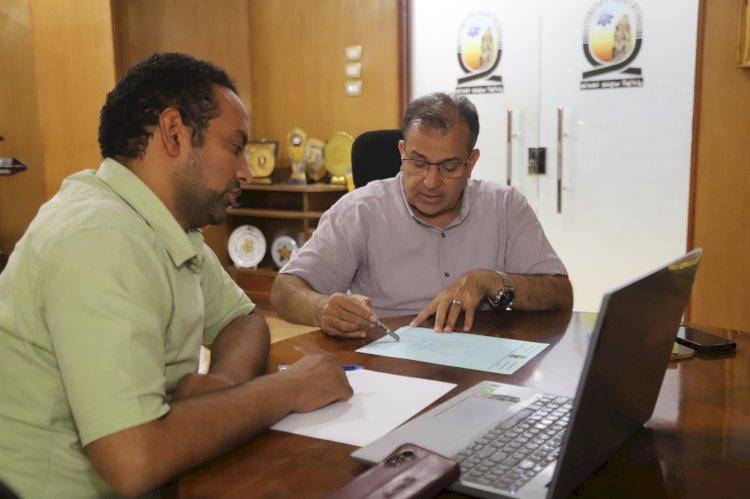 رئيس جامعة جنوب الوادي يعقد اجتماعًا لإطلاق تطبيق "قرار"