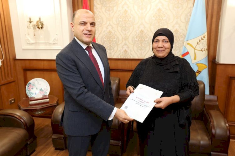 محافظ كفرالشيخ يُسلّم 10 عقود تقنين أراضي أملاك دولة للمستفيدين من المواطنين