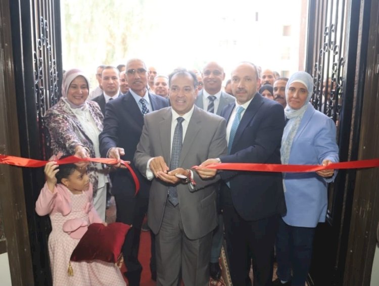 رئيس جامعة جنوب الوادى وأعضاء مجلس الجامعة يفتتحون مجمع المكتبات
