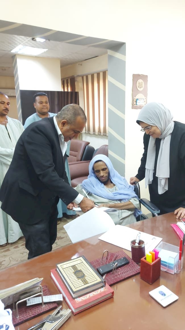 بالصور"علاء" ابن شطورة يوقع عقد عمل بجامعة ميريت برعاية محافظ سوهاج