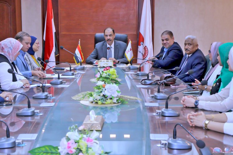 محافظ سوهاج يرأس اجتماع اللجنة الدائمة لمناهضة العنف ضد المرأة