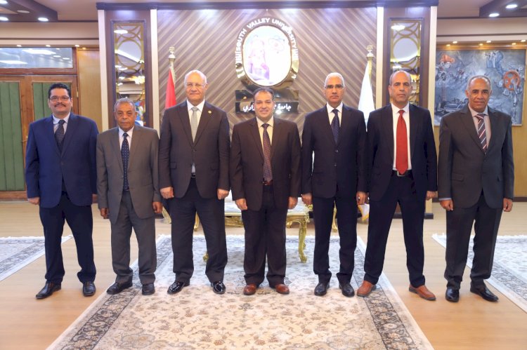 انعقاد لجنة اختيار عميد كلية الطب البيطري بجامعة جنوب الوادي