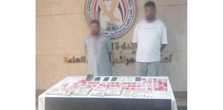 ضبط المتهمين بالاستيلاء علي بيانات بطاقات الدفع الالكتروني الخاصة بعملاء البنوك