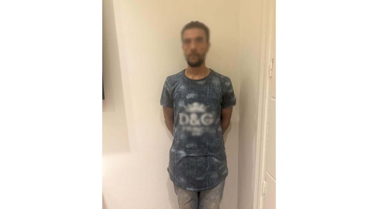 اعرف فيديو قيام عامل بتفريغ هواء إطار سيارة بالإسكندرية