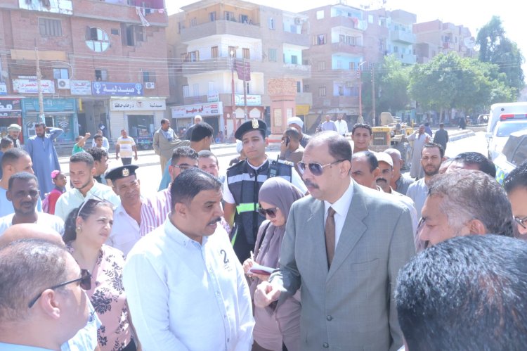 محافظ سوهاج يتفقد رصف طريق العسيرات المنشاة