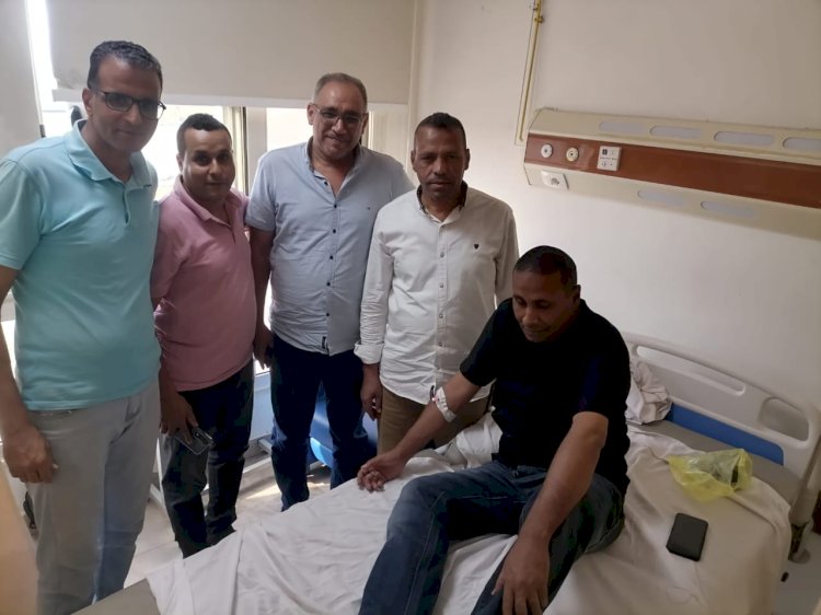 عبدالواحد يزور معلمًا مصابًا بمستشفى أبوتشت العام ويطمئن على حالته الصحية