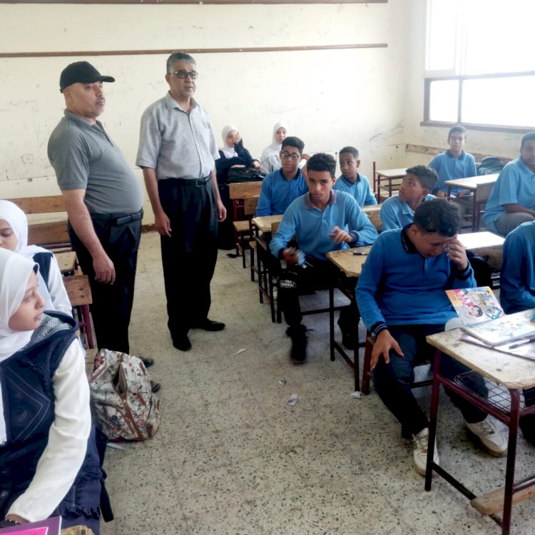 متابعة الدراسة وتهنئة أكتوبر.. جولة وكيل أبوتشت بمدرسة نجع سباق الإعدادية
