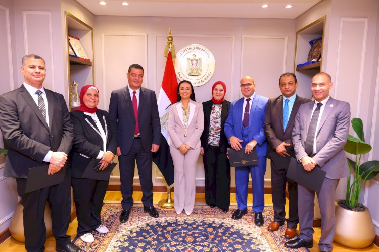 وزيرة التضامن  تكرم اللجنة العليا لمتابعة الشكاوى والطلبات والخدمات بالوزارة