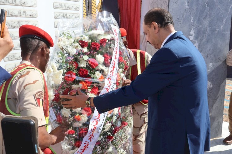 محافظ سوهاج يضع إكليلا من الزهور على النصب التذكاري لشهداء أكتوبر