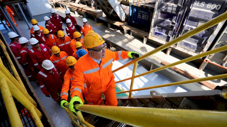 وزير البترول والثروة المعدنية يتفقد الحفار البحري (القاهر-2)