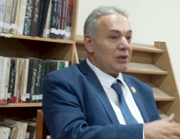 ٱمون أنشأ محتوى .. شعر: محمد الشحات محمد