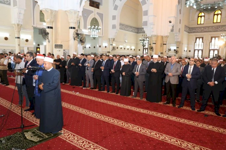 الازهري وجلال وعياد والمسلماني يصلون الجمعة بمسجد أبي بكر الصديق بالاسماعيلية