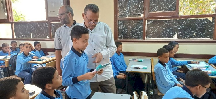 داخل الفصول المسائية : عبدالواحد يراقب الانضباط ويحفز الطلاب