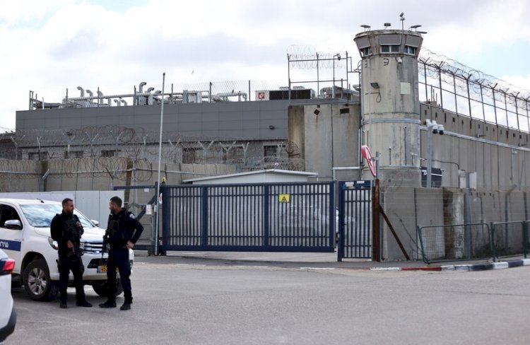 حافلات نقل الأسري الفلسطينيين تستعد للإنطلاق لبدء تسليم الدفعة الأولي