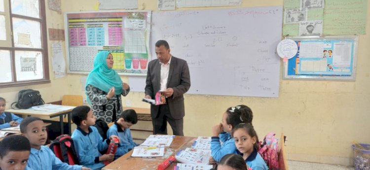 مدير عام تعليم أبوتشت بمحافظة قنا داخل معمل مدرسة القارة لشرح درس علوم