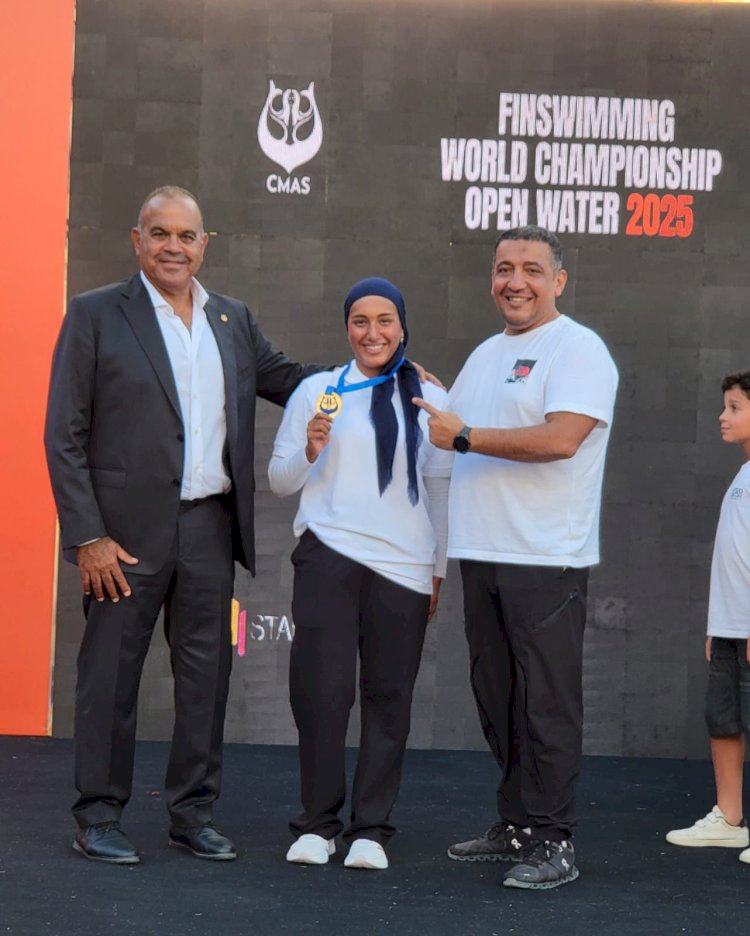 المهندس محمد خلف الله يهنئ السباحة نبيلة حسن إسماعيل