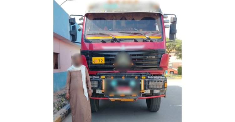 نكشف فيديو قيام قائد سيارة "نقل ثقيل" بنزع اللوحة الخلفية للسيارة بالقاهرة