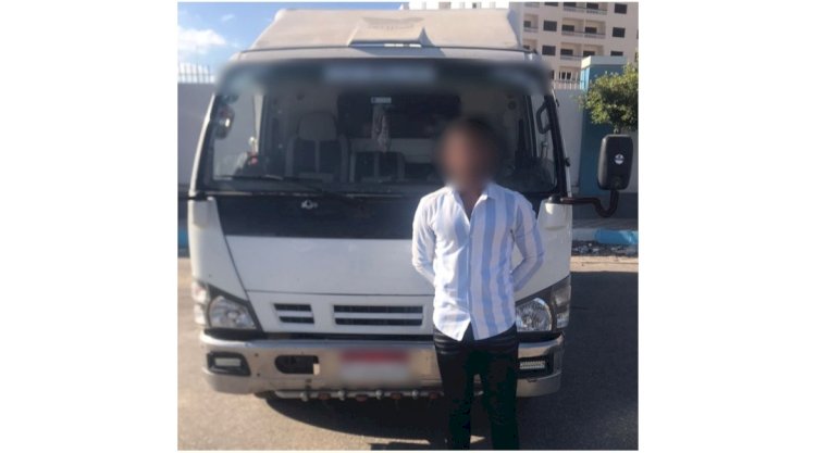 اعرف فيديو قيام سائق بوضع قدمه خارج نافذة السيارة ببورسعيد