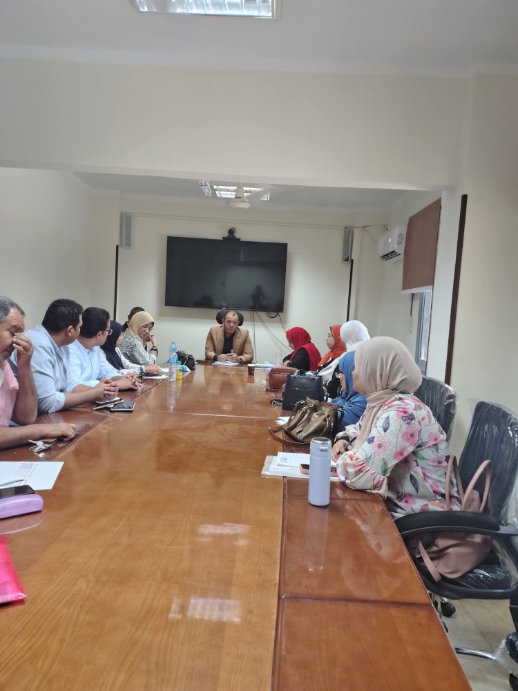 اجتماع د.مصطفي المحمدي مدير فرع جنوب الصعيد للتامين الصحي بمديري العيادات