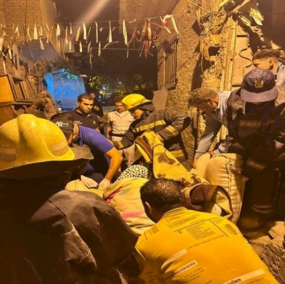 الأجهزة الامنية تنقل مريضة للمستشفي بالقاهرة