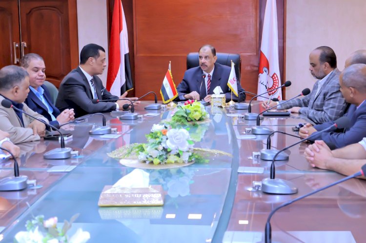 محافظ سوهاج يعقد اجتماعًا لبحث توفير الزي المدرسي بأسعار مخفضة