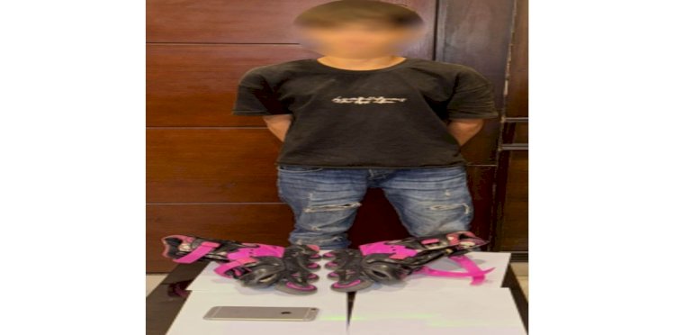 كشف فيديو قيام أجنبي بالإمساك بسيارة شرطة مرتدياً حذاء تزحلق بالاسكندرية