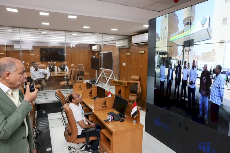 محافظ المنيا يتابع بمركز السيطرة انتظام العمل بمحطات الوقود ومواقف سيارات الأجرة