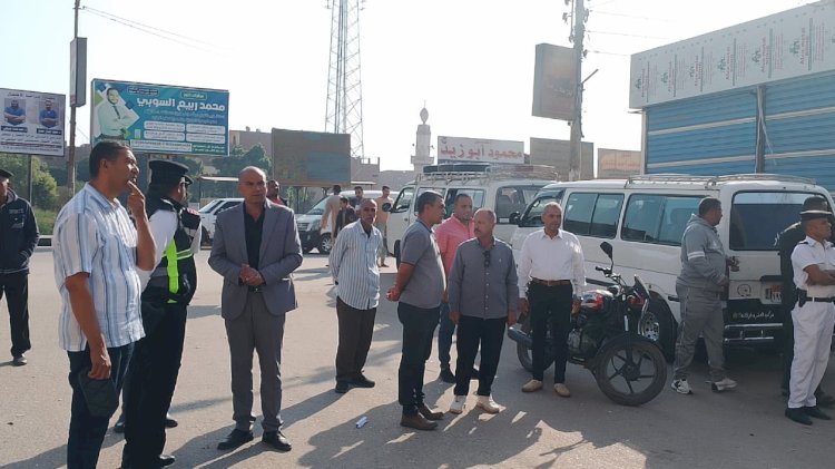 محافظ المنيا يتابع انتظام حركة السير والتزام السائقين بالتعريفة الجديدة