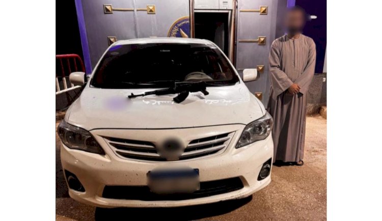 ضبط سائق  لإشهاره سلاح آلى من نافذة سيارته بسوهاج