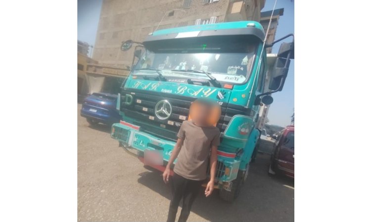 كشف فيديو قيام قائد سيارة بوضع إضاءة مبهرة بسوهاج