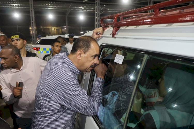 محافظ سوهاج يتفقد عددا من المواقف لمتابعة الوضع ومدى الإلتزام بالتعريفة الجديدة