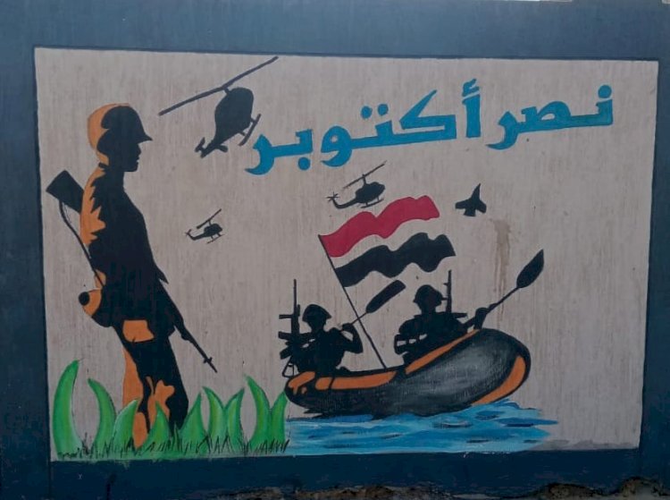 فنانون يبدعون في رسم جداريات مدرسة الثانوية بنات بقنا